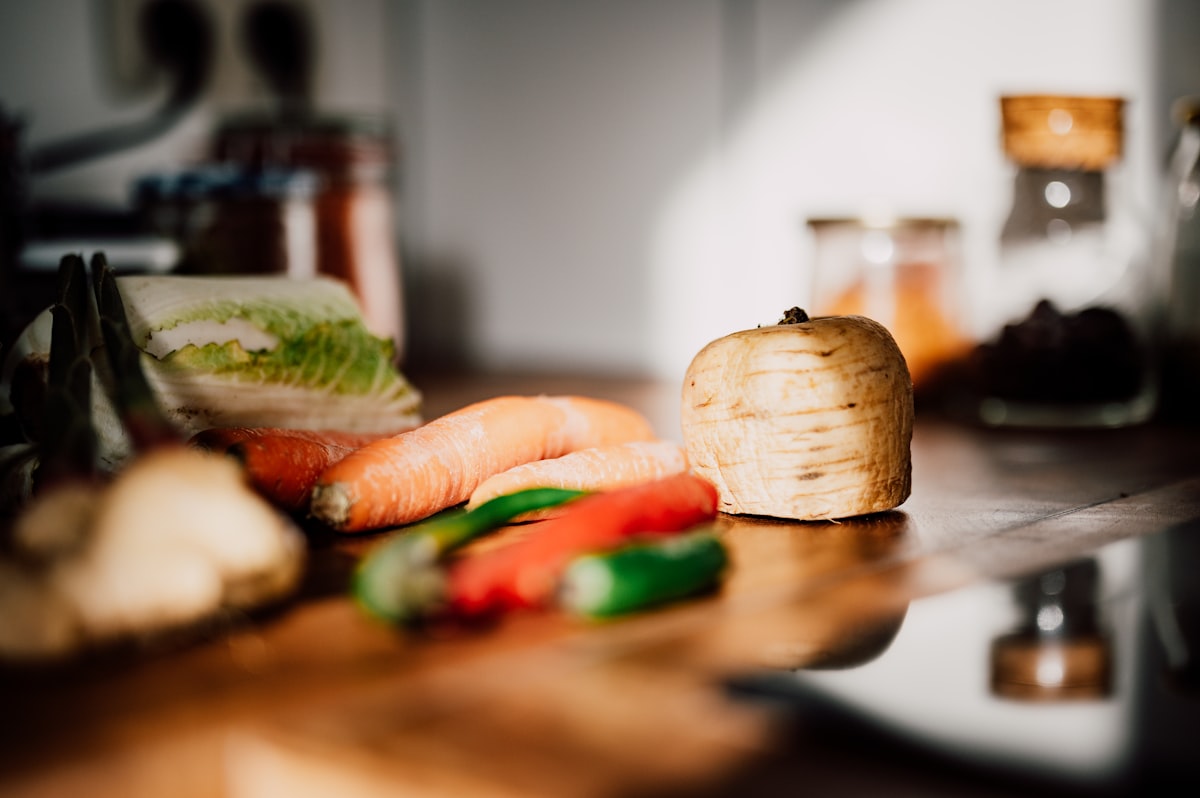 Preparazione di un piatto sano in famiglia